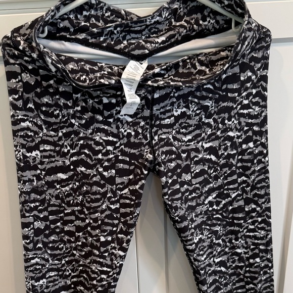Fabletics Pants - Fabletics Black & White Abstract Print Leggings